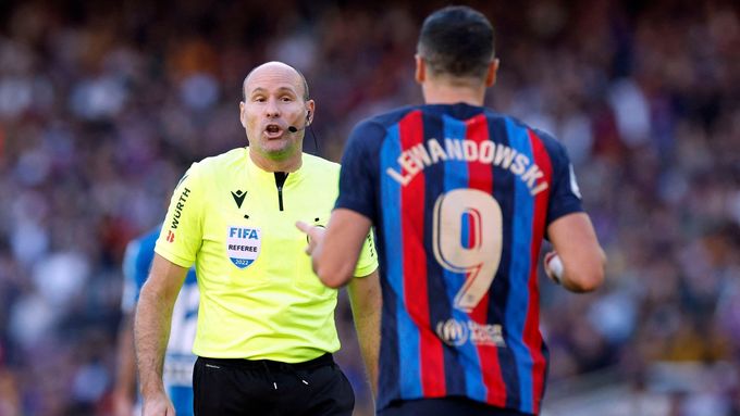 Antonio Mateu Lahoz v kontroverzi s útočníkem FC Barcelona Robertem Lewandowským, jenž překvapivě vyvázl bez žluté karty