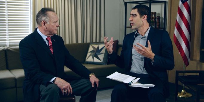 Sacha Baron Cohen jako "terminátor teroristů" Erran Morad hovoří s republikánským kandidátem do amerického Senátu Royem Moorem.