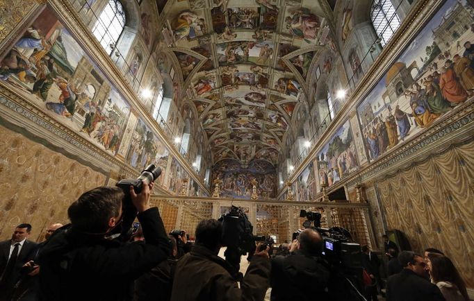 Media films inside the Sistine Chapel at the Vatican March 9, 2013.The conclave begins on Tuesday, with the sequestered cardinals using the chimney to tell the outside world whether or not they have chosen a new leader - black smoke signifying no decision and white smoke announcing a new pontiff. REUTERS/Stefano Rellandini (VATICAN - Tags: RELIGION MEDIA) Published: Bře. 9, 2013, 2:25 odp.