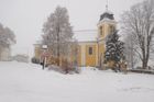 V Orlických horách se nacházejí obce Sněžné i Deštné. Toto je nicméně navzdory hustému sněžení Deštné, kostel svaté Máří Magdaleny.