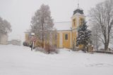 V Orlických horách se nacházejí obce Sněžné i Deštné. Toto je nicméně navzdory hustému sněžení Deštné, kostel svaté Máří Magdaleny.