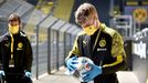 Dezinfekce míče před zápasem bundesligy Borussia Dortmund - Schalke 04