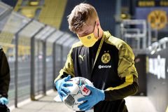 Německo má za sebou první zápasy duchů, Dortmund slavil v bezpečných rozestupech