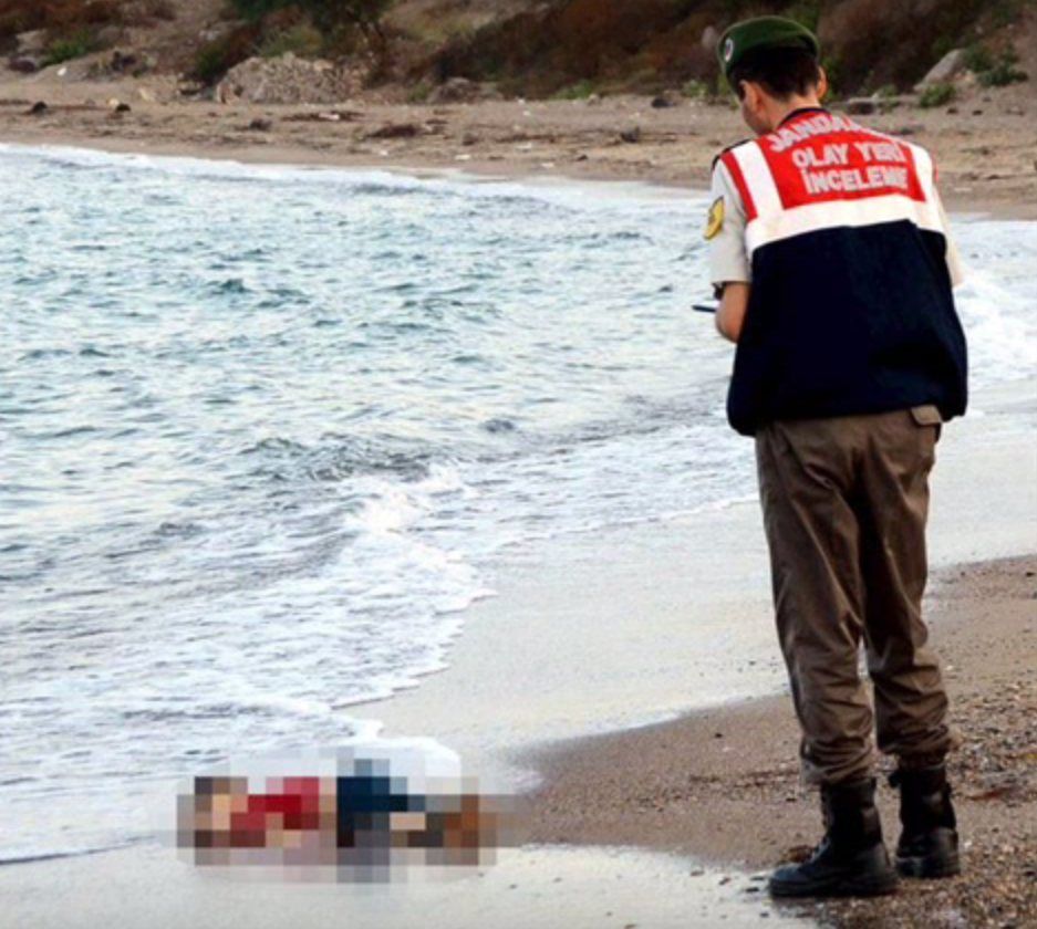 Ajlan Kurdí. Syřan, který utonul na tureckém pobřeží.