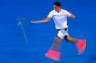 Australané za to pořádně vzali. Růžové boty i ponožky nasadili Bernard Tomic (na snímku) i Nick Kyrgios.