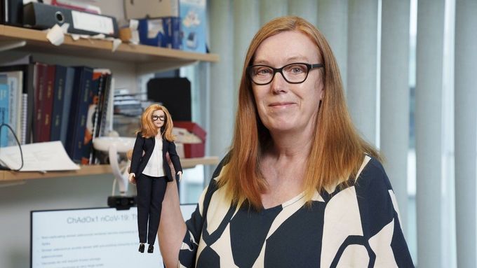 Americká firma Mattel se rozhodla ocenit profesorku Sarah Gilbertovou, která zásadně přispěla k vývoji očkování proti koronaviru.