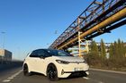 Nabízí se ve dvou variantách, standardní má výkon 210 kW, verze Performance o 30 kW víc.