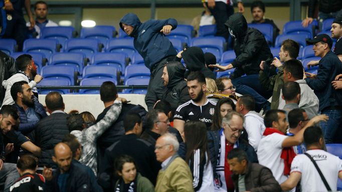 Řádění fanoušků před zápasem Lyon - Besiktas