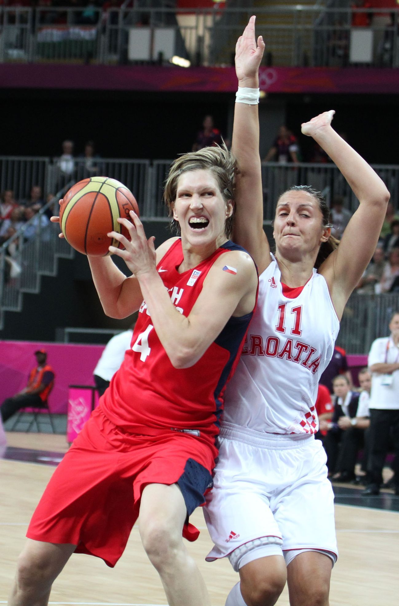 Česká basketbalistka Jana Veselá se snaží projít přes Anu Lelasovou v utkání skupiny A s Chorvatskem na OH 2012 v Londýně.