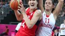 Česká basketbalistka Jana Veselá se snaží projít přes Anu Lelasovou v utkání skupiny A s Chorvatskem na OH 2012 v Londýně.