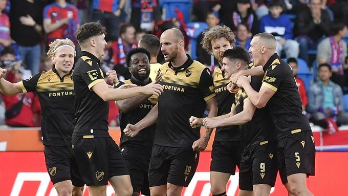 Fotbalisté Baníku se radují z druhého gólu do sítě Plzně