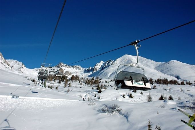 Itálie, Ponte di Legno/Passo Tonale  Hotel Acquaseria v oblíbeném italském středisku Passo Tonale se nachází 500 m od historického centra i lyžařského střediska. Vkusně zařízené pokoje nabízejí komfortní vybavení, pro malé děti je k dispozici dětská postýlka. Hotel se stará o volnočasové aktivity dospělých i dětí. Kromě wellness centra s biosaunou, parní lázní a vířivkou tu najdete i miniklub pro děti od 4 do 12 let, herny s Playstation, Nintendem Wii a televizí.   Dvě vzájemně se doplňující lyžařská střediska Tonale a Ponte di Legno představují dokonalou souhru služeb. Lákadlem je především lyžování na ledovci Presena ve výšce více než 3000 metrů i velké množství kvalitních černých a středně těžkých sjezdovek. Vše doplňují výborné podmínky pro skialpinismus i desítky kilometrů tras vhodných pro adrenalinové lyžování. Samozřejmostí je kvalitní infrastruktura a nabídka ubytování a ostatních služeb v různých cenových kategoriích, ale vždy v blízkosti sjezdovek. Počítejte však, že si zde za ubytování připlatíte.