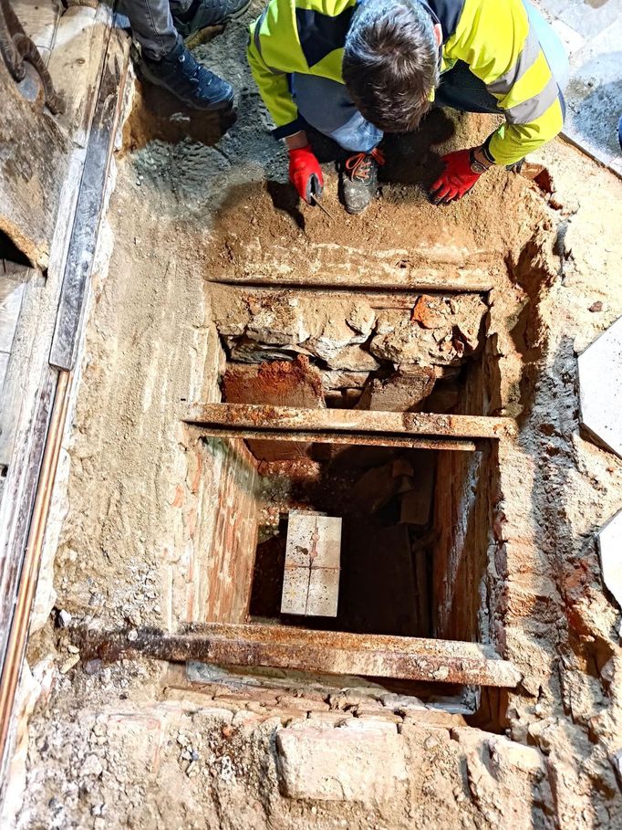 Vyzvedávání ostatků Arnošta Z Pardubic. Kostel Nanebevzetí Panny Marie, Kladsko, Polsko