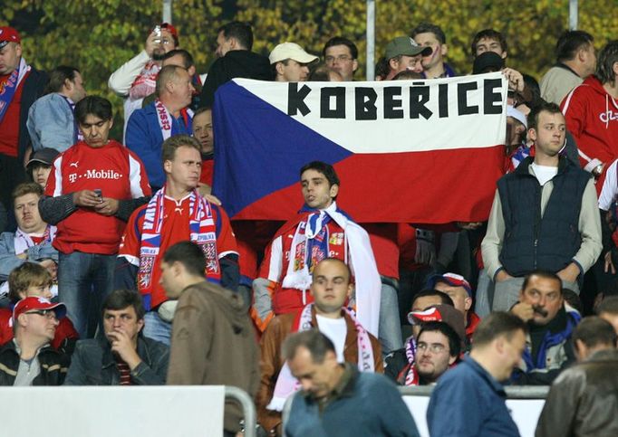 Ačkoliv je Chorzów jen sto kilometrů od Ostravy, čeští fanoušci obsadili jen jeden sektor stadionu.