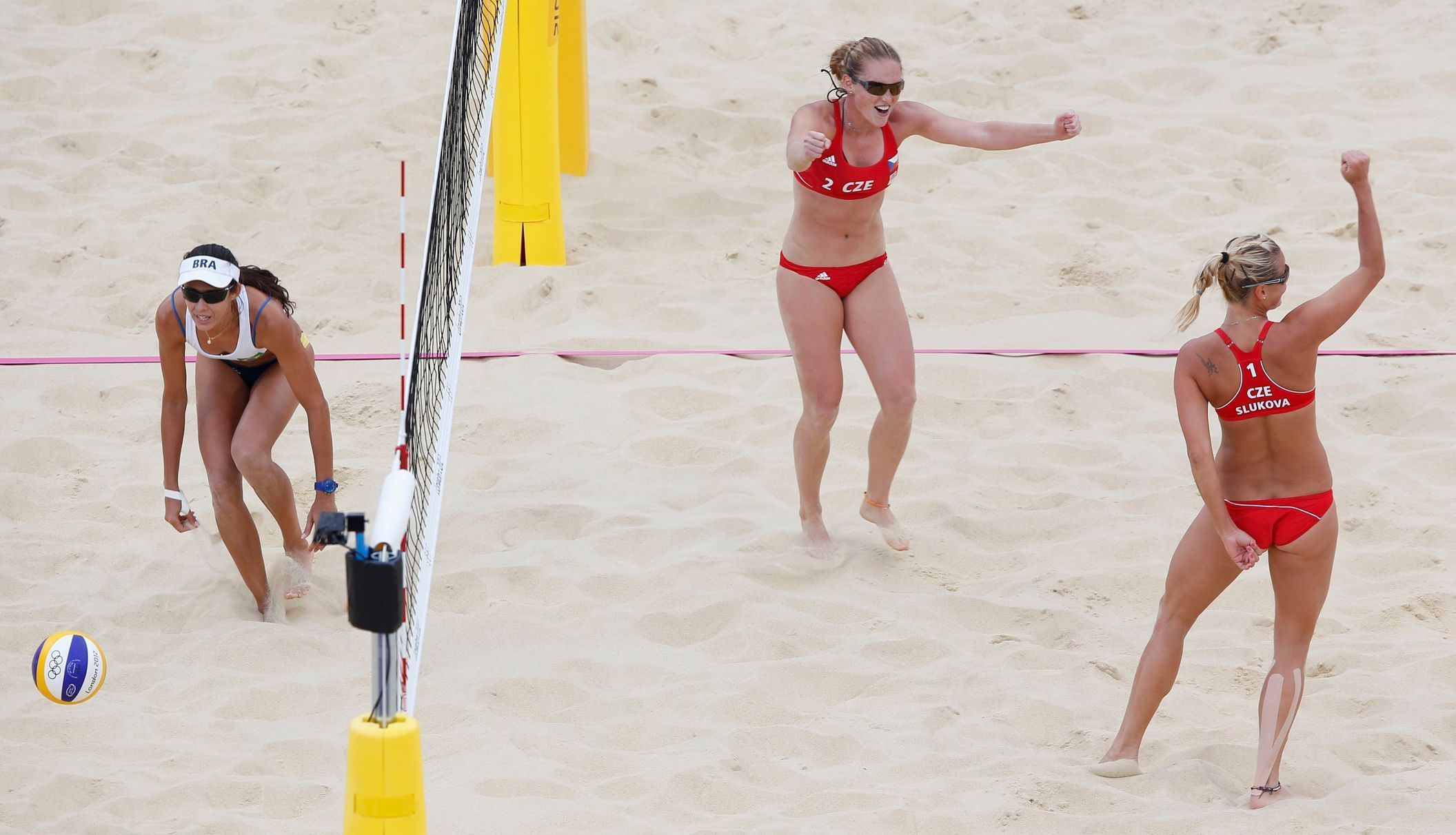 Osmifinále českých beach volejbalistek Kristýny Kolocové a Markéty Slukové proti Brazilkám