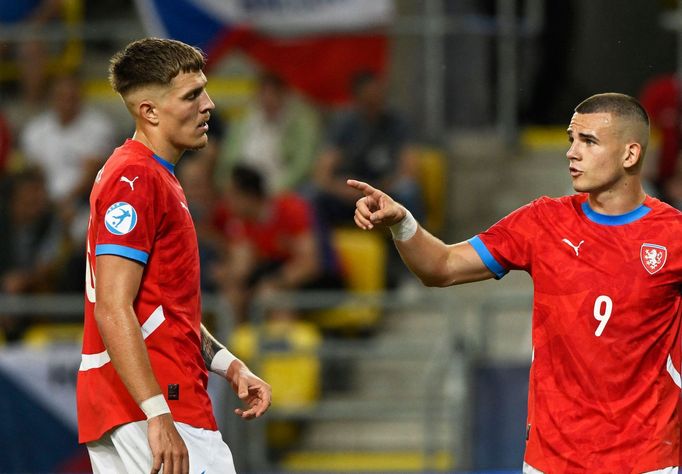 Patrik Vydra (vlevo) a Václav Sejk v utkání Česko - Anglie na ME do 21 let 2025
