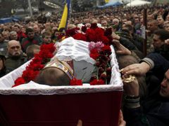Pohřeb v Kyjevě.