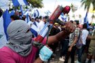 Nikaragua už několik týdnů zažívá masové protesty. Lidé požadují odstoupení prezidenta Daniela Ortegy i jeho manželky, která vykonává funkci viceprezidentky.