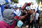 Nikaragua už několik týdnů zažívá masové protesty. Lidé požadují odstoupení prezidenta Daniela Ortegy i jeho manželky, která vykonává funkci viceprezidentky.