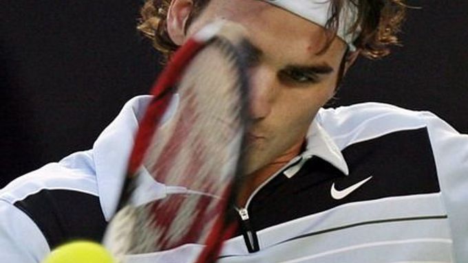 Švýcar Roger Federer při finále Australian Open s Fernandem Gonzalezem z Čile.