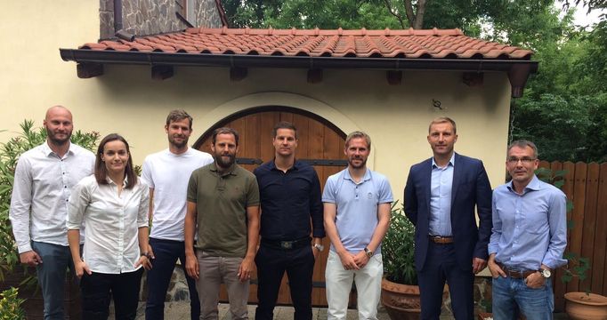 Vedení Hráčské fotbalové unie. Zleva Martin Slavík, Lucie Martínková, Jakub Navrátil, Ondřej Herzán, Tomáš Pešír, Tomáš Hübschman, Milan Fukal, Zdeněk Šesták.