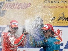 Casey Stoner (Ducati) a Chris Vermeulen (Suzuki) se radují na stupních vítězů po dojetí britské GP třídy MotoGP.