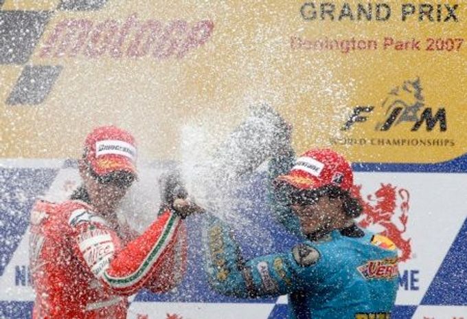 Casey Stoner (Ducati) a Chris Vermeulen (Suzuki) se radují na stupních vítězů po dojetí britské GP třídy MotoGP.