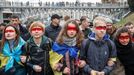 Lidé protestují proti úmluvě nového prezidenta udělit autonomii územím, které spravují povstalci v Donbasu na východě Ukrajiny.