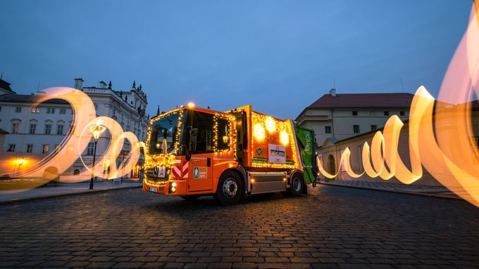 Vánoční tramvaje i popeláři vyjeli do ulic. Ostravu brázdí Barborka, Praha má kukačku