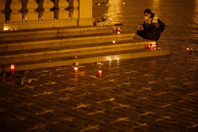 Lidé na Staroměstském náměstí v Praze spontánně uctívají oběti pandemie u křížů, které zde křídou nakreslila iniciativa Milion chvilek pro demokracii. 24 - 25. 3. 2021