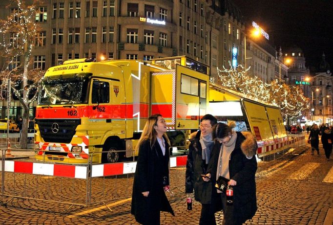 Uprostřed Václavského náměstí stojí jako tradičně zdravotnický kamion Golem, kde lze ošetřit až 12 lidí najednou.