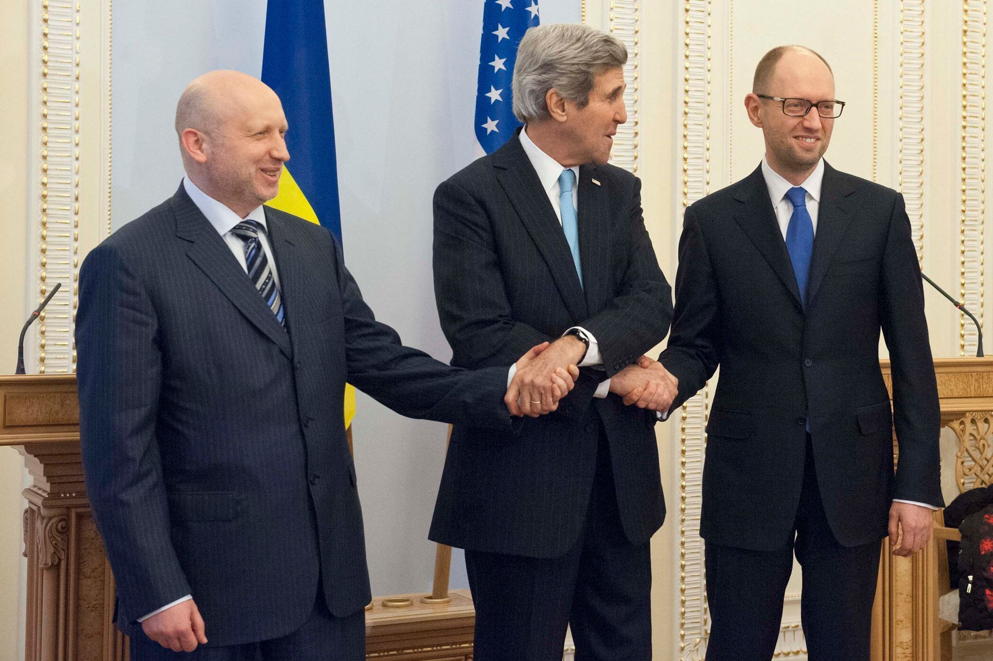 Prozatímní ukrajinský prezident Oleksandr Turčynov, šéf americké diplomacie John Kerry a úřadující  premiér Ukrajiny Arsenij Jaceňuk.