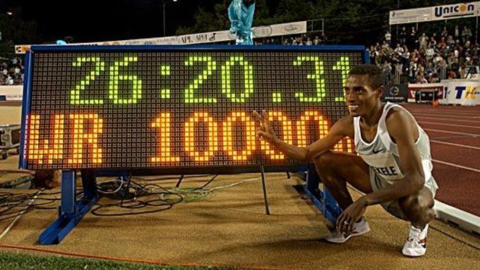 Šest let starý světový rekord v běhu na 10.000 metrů vymazal z čela historických tabulek 8. června 2004 na mítinku Zlatá tretra etiopský mladíček Kenenisa Bekele. Od té doby Ostrava na další světový zápis čeká.