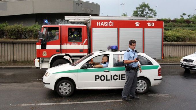 Policie a hasiči. Integrovaný záchranný systém byl včera v podvečer k vidění v akci na mnoha místech Prahy.