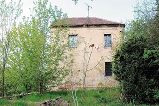 Dům Václava V. z pražské Troji, o kterém se v roce 2003 spekulovalo, že mohl být rovněž bestiální způsobem zavražděn manželi Stodolovými. Snímek z roku 2004.