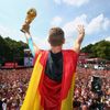 Bastien Schweinsteiger  slaví s fanoušky titul z MS