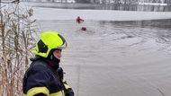 Pražští hasiči v pondělí ráno vyprošťovali auto z Kyjského rybníka.