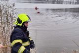 Pražští hasiči v pondělí ráno vyprošťovali auto z Kyjského rybníka.