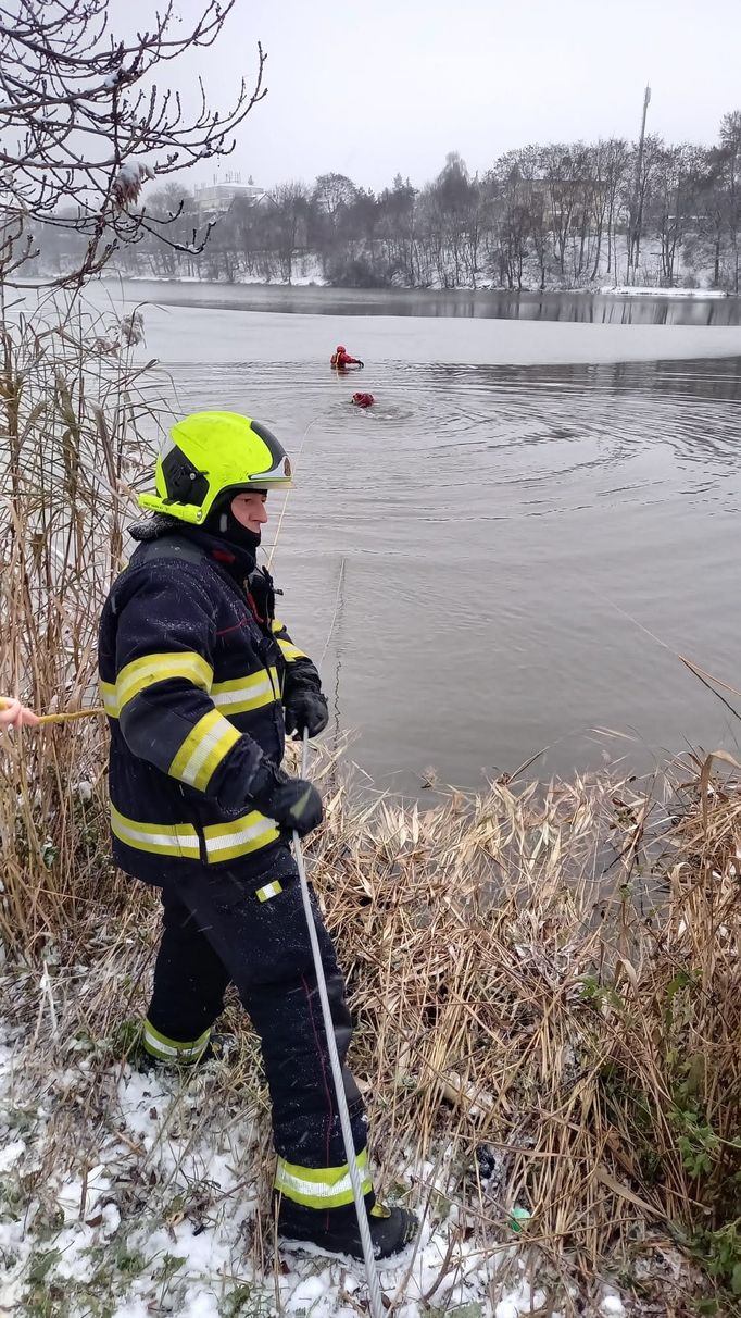 Pražští hasiči v pondělí ráno vyprošťovali auto z Kyjského rybníka.