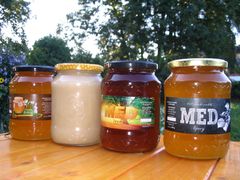 Hlavní příjem včelařům plyne z prodeje medu a včelích produktů. 