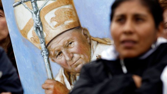 František půjde ve stopách Jana Pavla II. (na snímku), věří Poláci.
