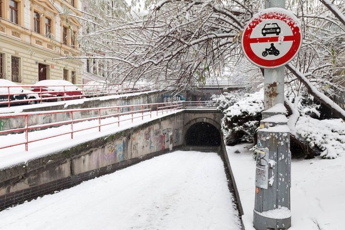 Vchod do Žižkovského tunelu z Hartigovy ulice (dříve Koněvova) v Praze. Snímek z roku 2010.