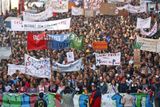 "Mladí v boji", hlásá transparent demonstrantů v Aix-en-Provence