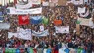 "Mladí v boji", hlásá transparent demonstrantů v Aix-en-Provence