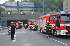 V tunelu Mrázovka hořel osobní automobil. Příčiny požáru hasiči zatím neznají