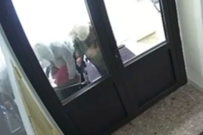 Muž přepadl devadesátiletou stařenku a ukradl jí peněženku. Incident zachytila bezpečnostní kamera. Policii se podařilo pachatele dopadnout hned druhý den.