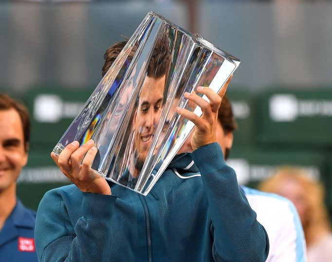 Rakouský tenista Dominic Thiem s trofejí pro vítěze turnaje v Indian Wells