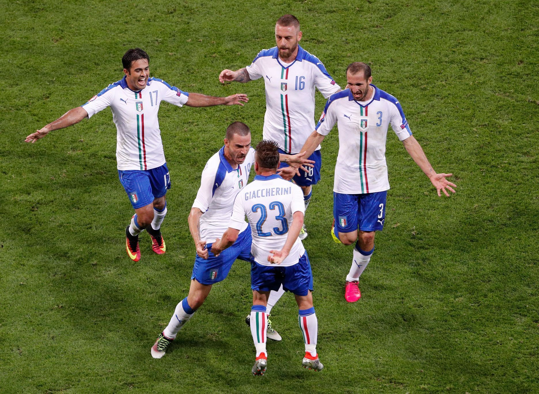 Euro 2016, Belgie-Itálie: Italové slaví gól na 0:1
