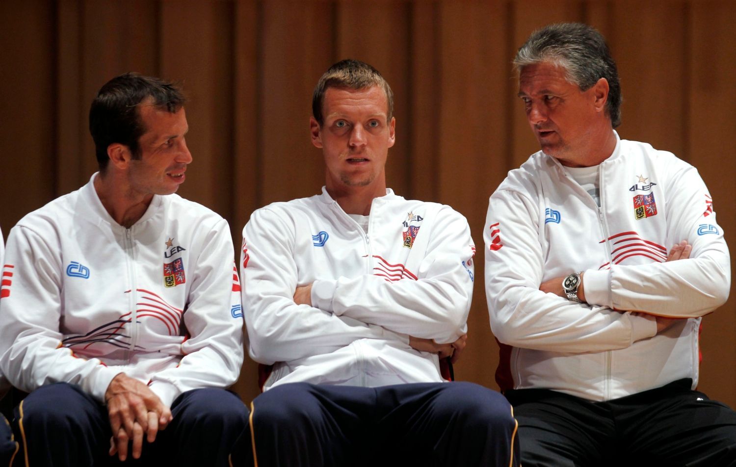 Tenisté Radek Štěpánek, Tomáš Berdych a kapitán Jaroslav Navrátil během oficiálního losování semifinálových utkání Davis Cupu 2012.