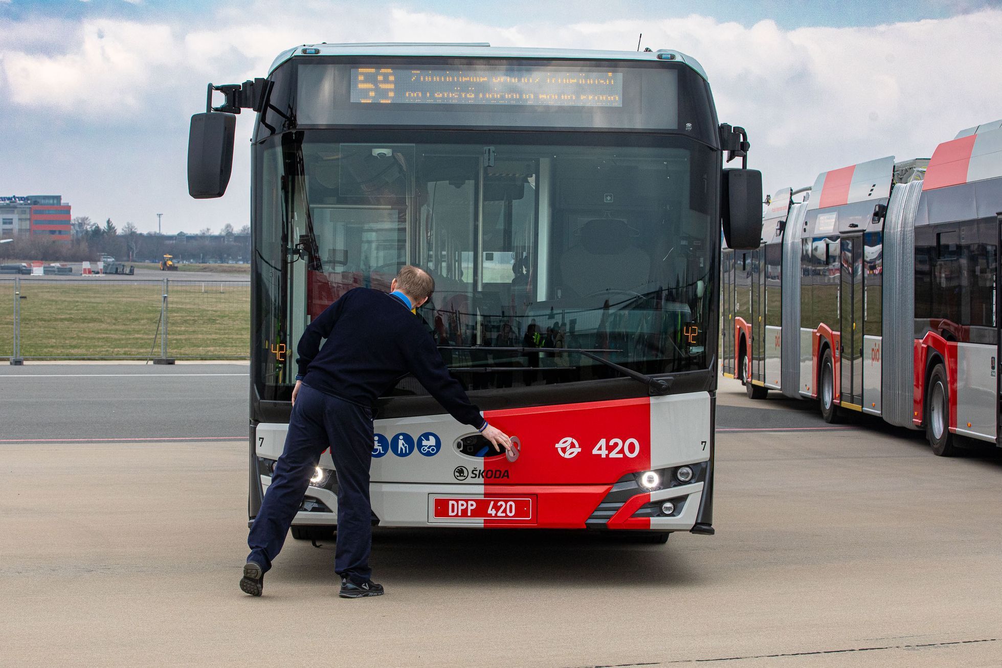 Trolejbusy Škoda Solaris 24, které jezdí z pražského letiště na lince 59
